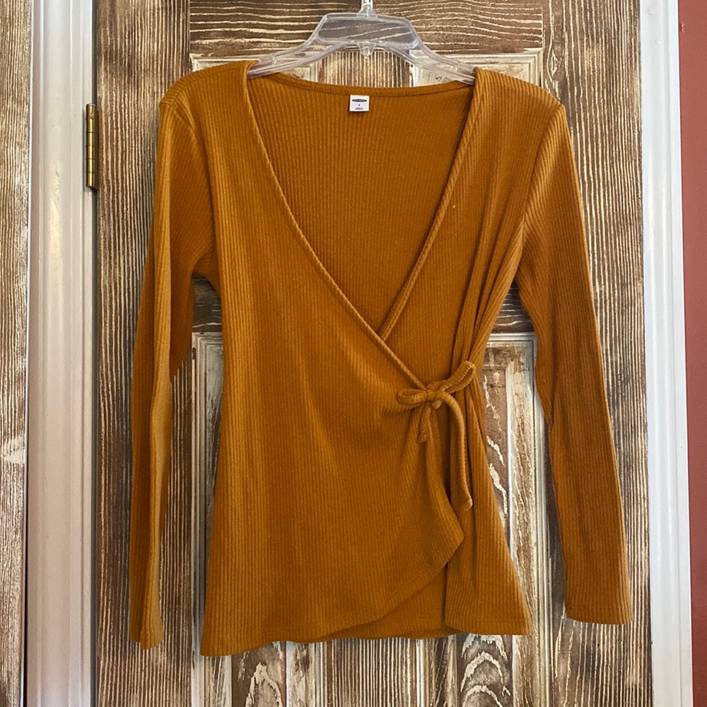 Small, mustard yellow top